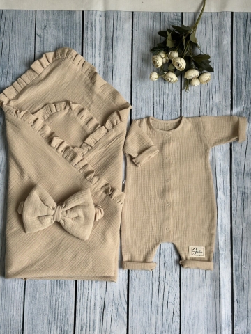 Купить оптом 335-К. Комплект из детского комбинезона,  р 56 и конверта муслин, хлопок 100% 90/90 см, кофейный в Саранске