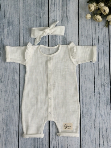 Купить оптом 336-МО. Комбинезон с повязкой для девочки из муслина, хлопок 100%, размеры 56,62,68, молочный в Саранске