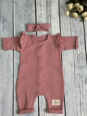 Купить оптом 336-П. Комбинезон с повязкой для девочки из муслина, хлопок 100%, размеры 56,62,68, пудра в Саранске